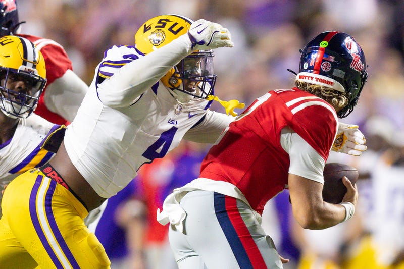 LSU Tigers defensive end Bradyn Swinson