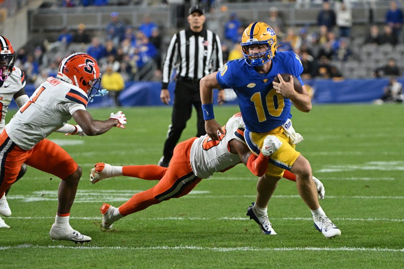 Eli Holstein running against Syracuse