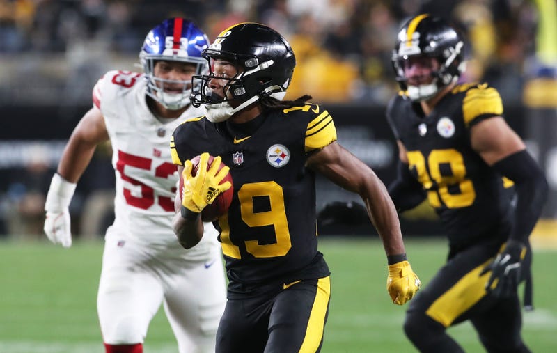 Calvin Austin running for punt return TD