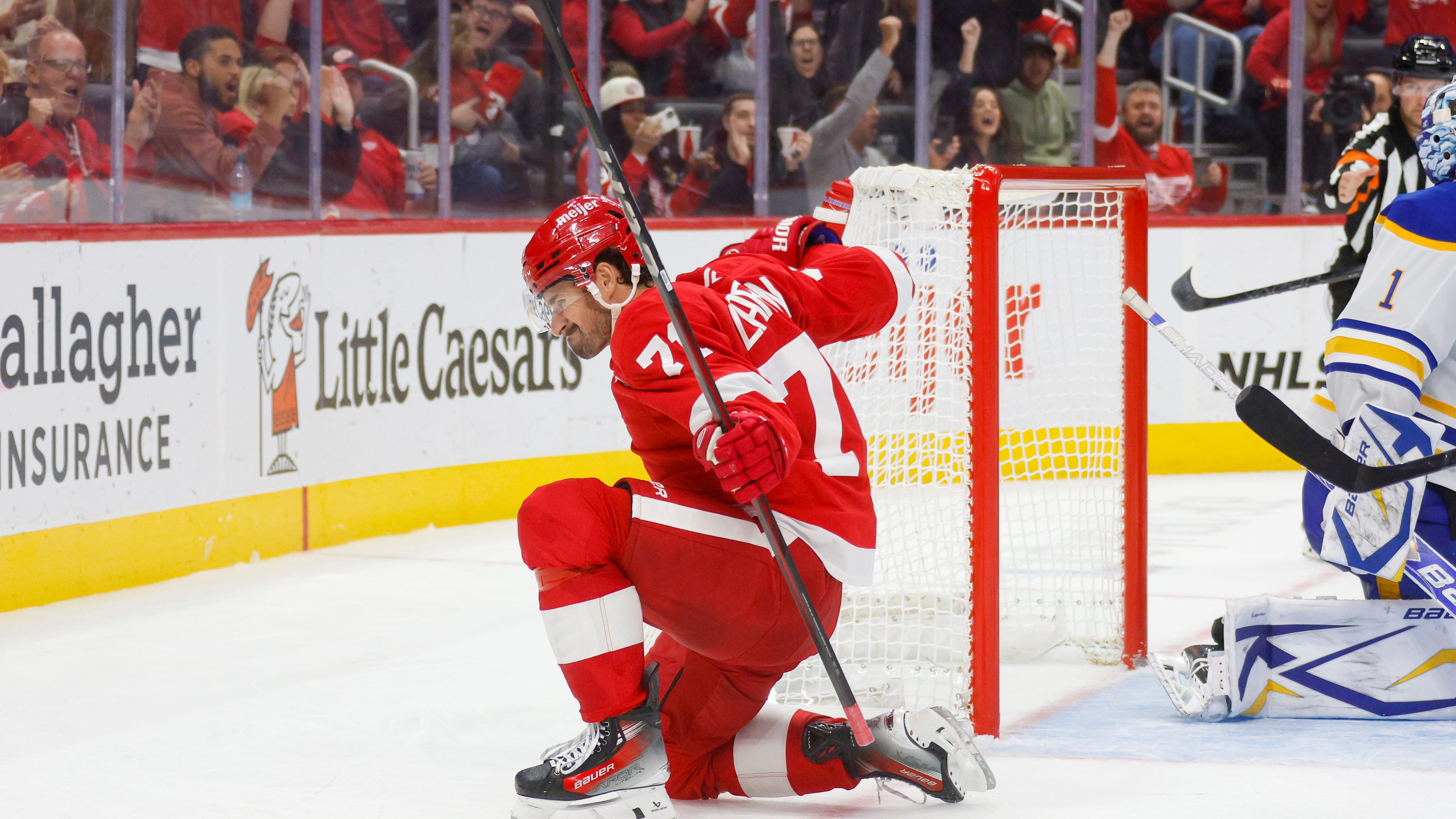 Sabres doubled up by Larkin, Red Wings