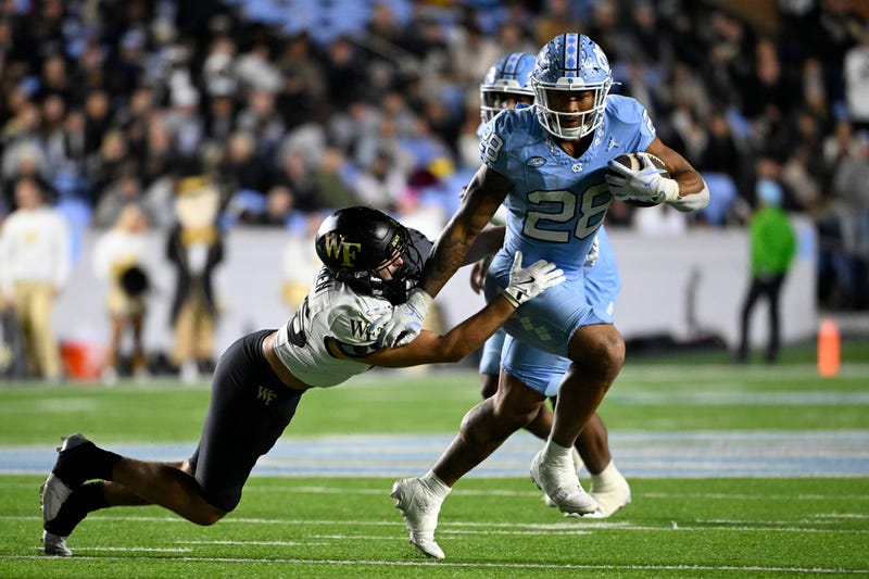 Omarion Hampton running for North Carolina