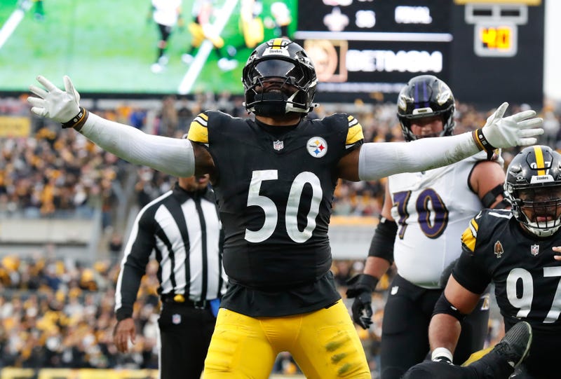 Elandon Roberts celebrating
