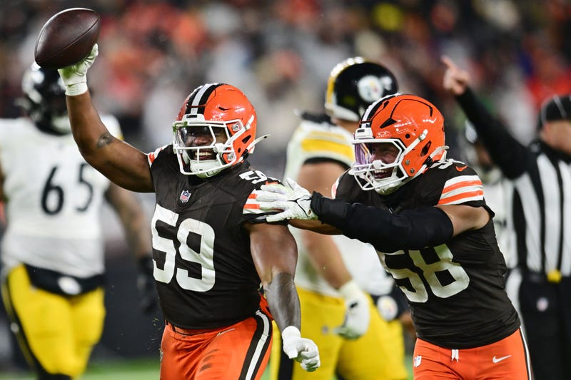 Browns celebrate turnover vs Steelers