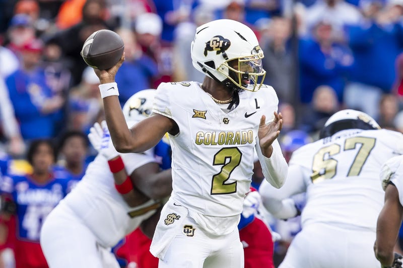Shedeur Sanders throwing