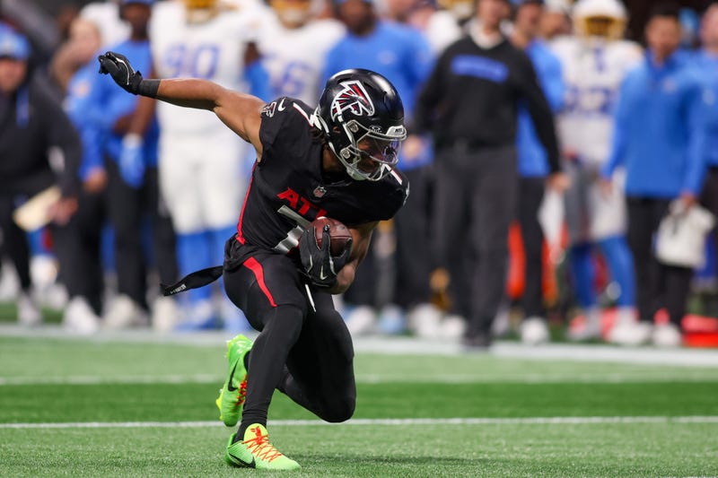 Atlanta Falcons running back Bijan Robinson (7) runs after a catch against the Los Angeles Chargers in the first quarter at Mercedes-Benz Stadium.