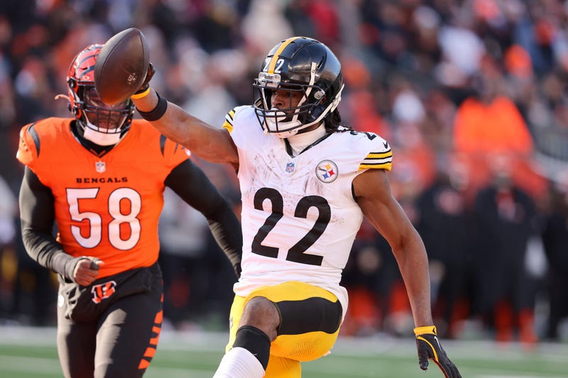 Najee Harris running for TD vs Bengals