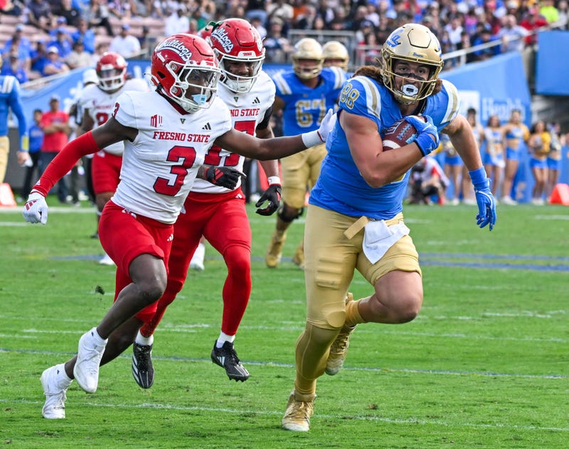 UCLA TE Moliki Matavao