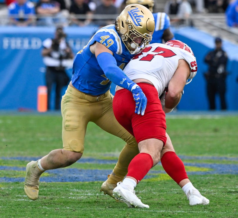UCLA Bruins linebacker Carson Schwesinger (49) Fresno State Bulldogs tight end Jake Tarwater (87) during the third quarter at Rose Bowl.