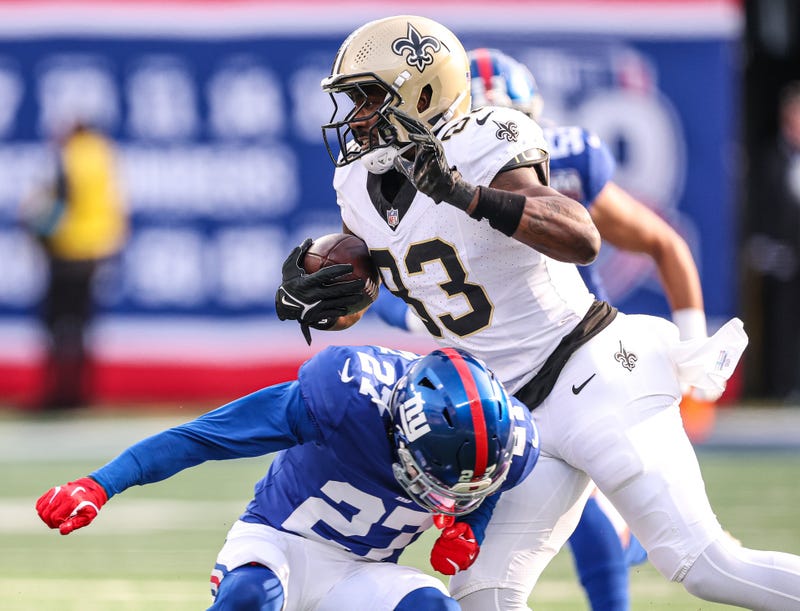 Juwan Johnson makes a catch during a 2024 win against the New York Giants