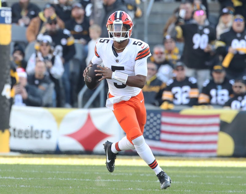 Cleveland Browns quarterback Jameis Winston (5) scrambles with the ball against the Pittsburgh Steelers during the second quarter at Acrisure Stadium.