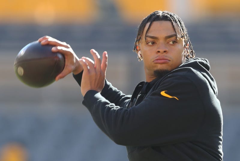 Justin Fields throwing in warmups