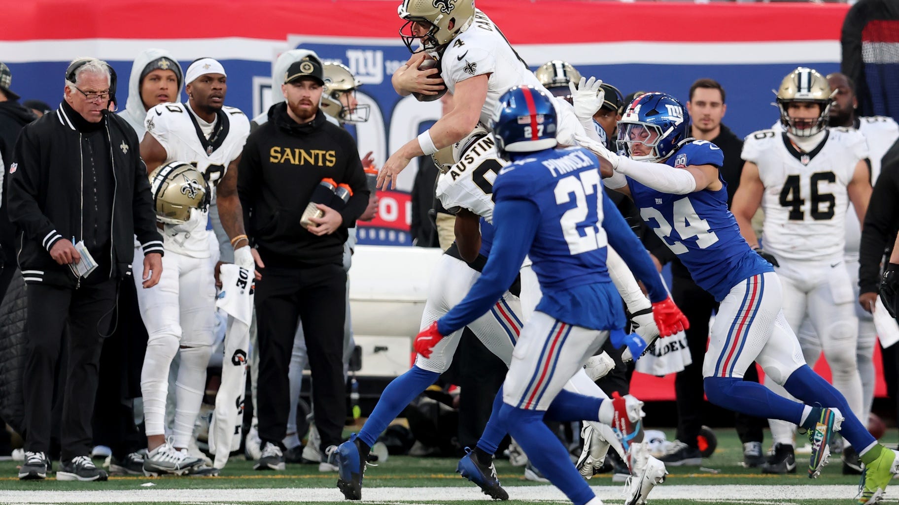 Derek Carr may have fractured hand during Saints win over Giants: report