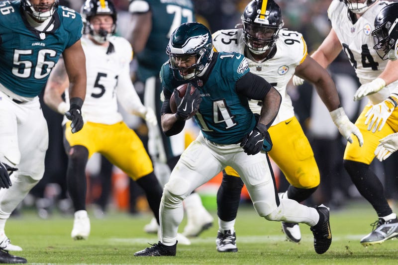 Kenneth Gainwell rushing against Steelers