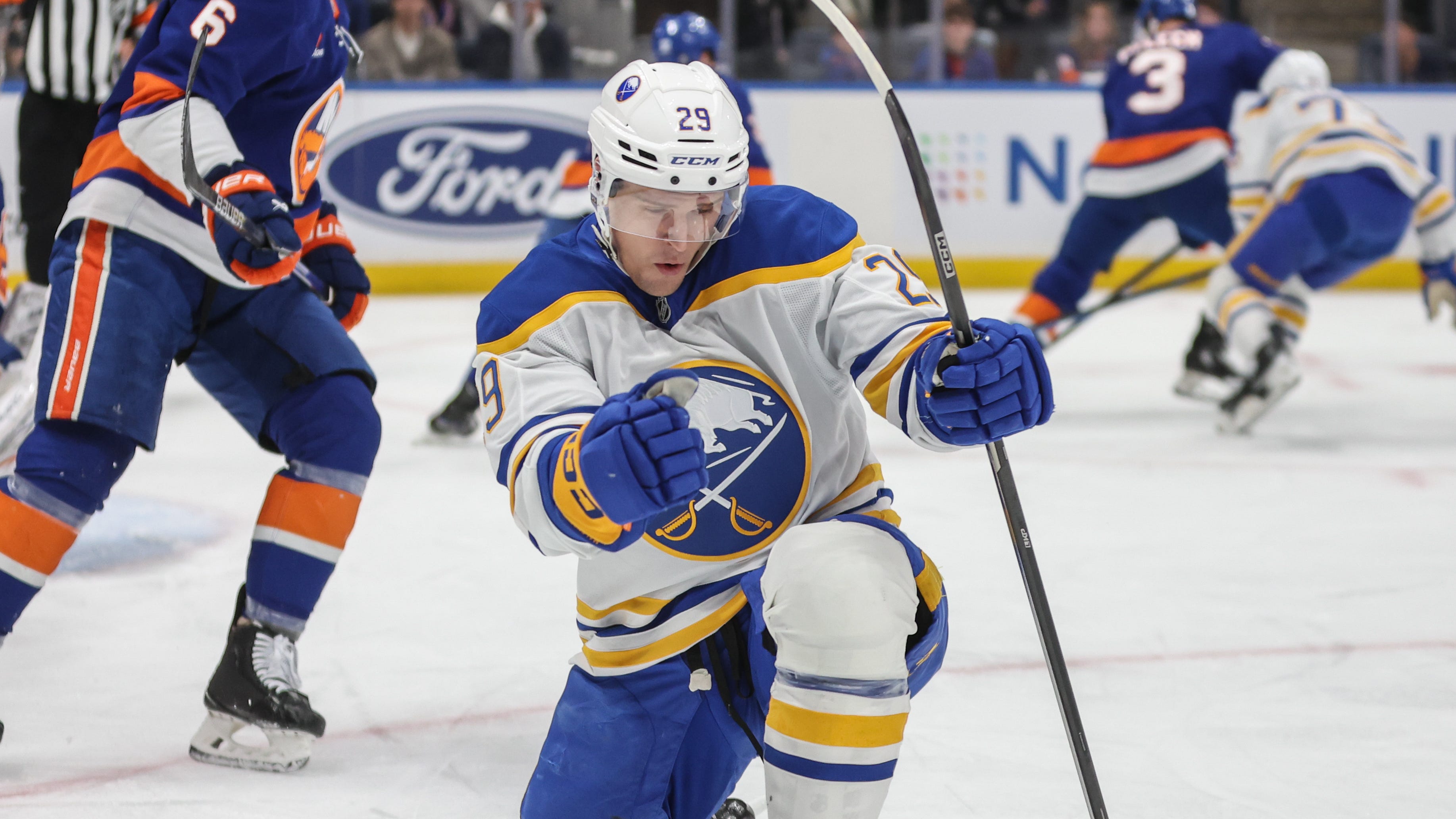 Sabres bulldoze Islanders to end winless skid