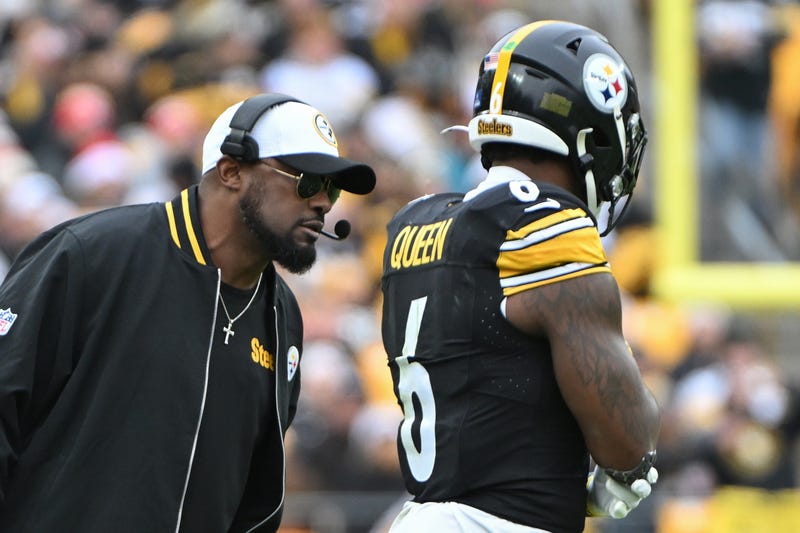 Mike Tomlin talking to Patrick Queen