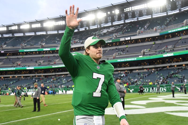 Kenny Pickett waving