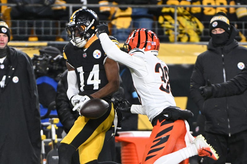 George Pickens drops a pass against Cincinnati
