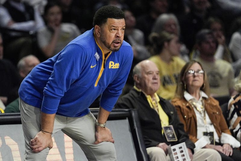 Jeff Capel on the sideline
