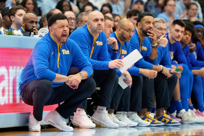 Jeff Capel with the coaching staff