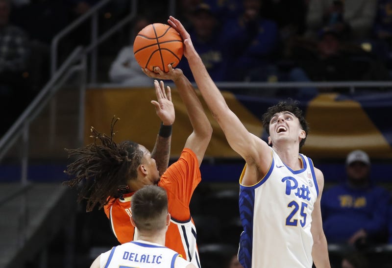 Guillermo Diaz Graham blocked shot of Syracuse player