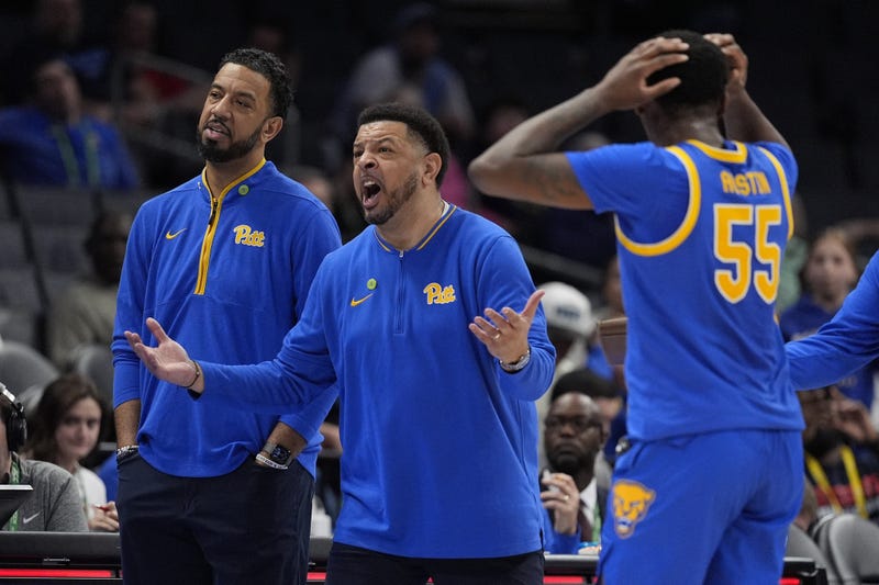 Jeff Capel questioning call with Zack Austin hands on head