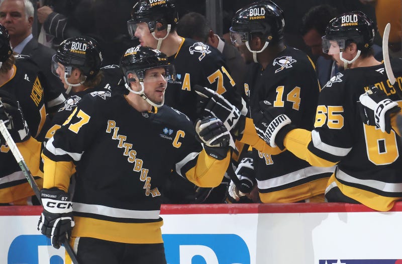 Sidney Crosby congratulated after goal vs Las Vegas