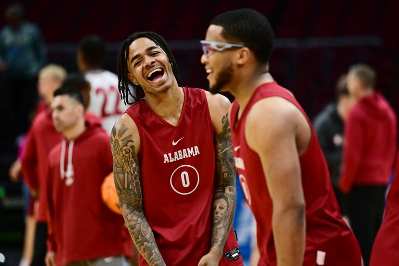 Alabama laughing around at practice