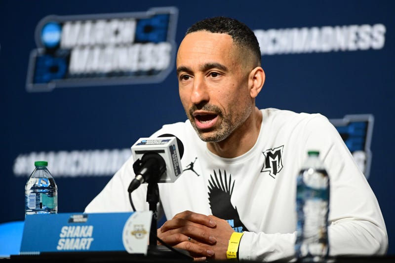 Shaka Smart at podium