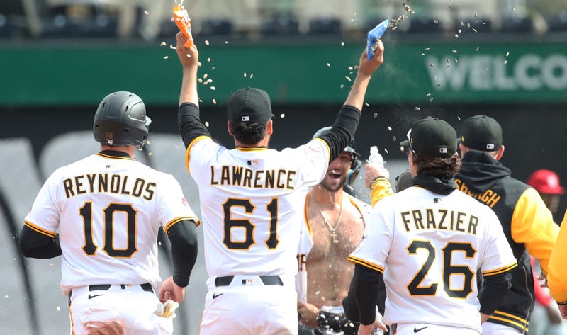 Pirates celebrate walk-off win over Cardinals
