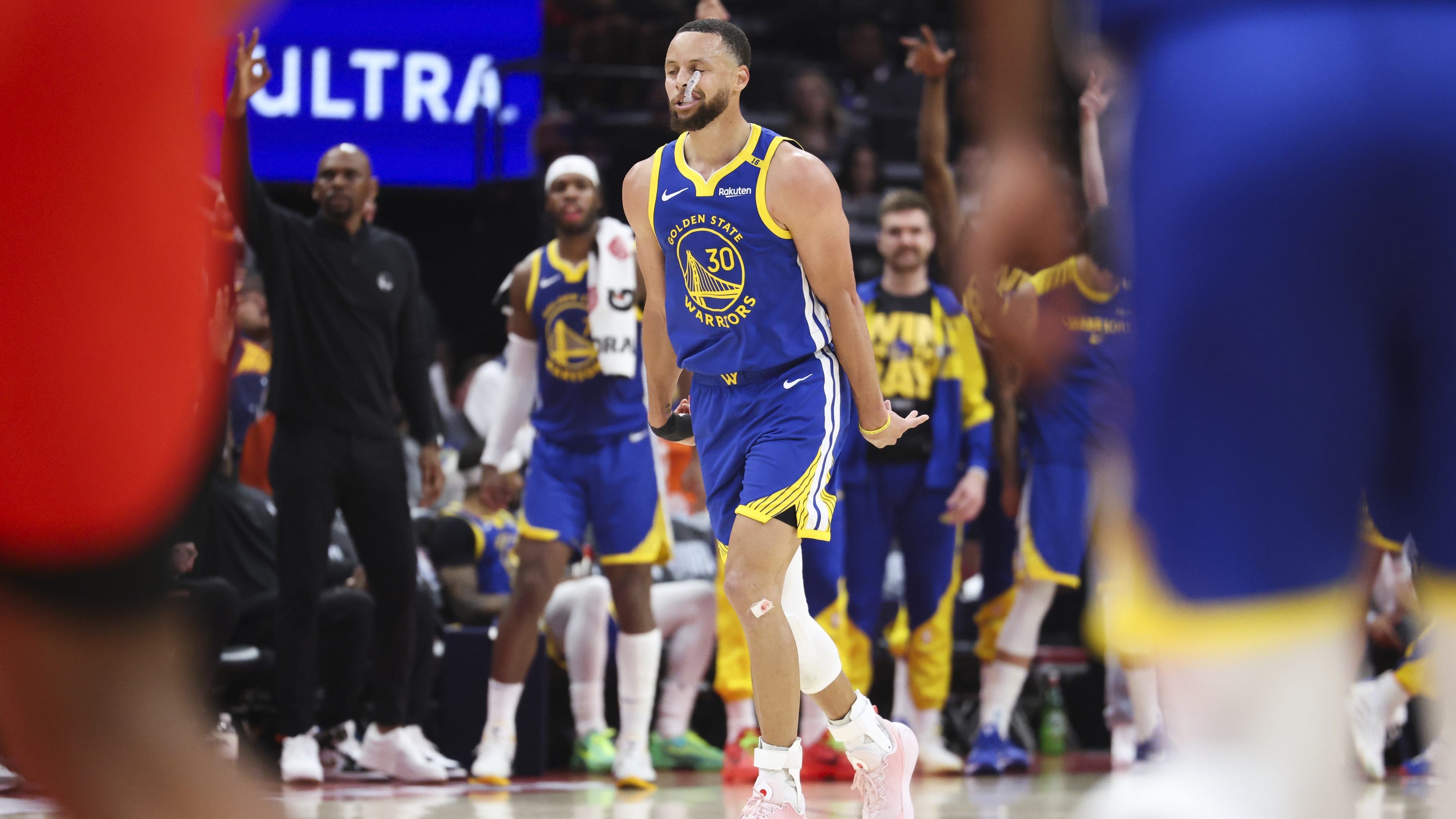 Stephen Curry destroys the Rockets' hopes and Warriors fans are feeling arrogant again
