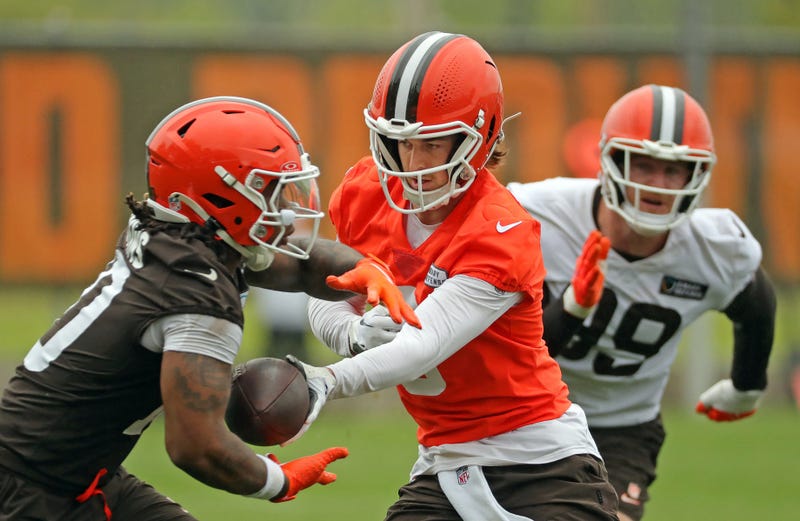Cleveland Browns quarterback Kenny Pickett hands the ball off to running back Quinshon Judkins (10) during an NFL practice at the Cleveland Browns training facility on Wednesday, May 28, 2025, in Berea, Ohio.