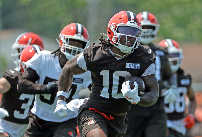 Cleveland Browns running back Quinshon Judkins (10) runs for yards during practice at NFL minicamp, Wednesday, June 11, 2025, in Berea, Ohio. © Jeff Lange / USA TODAY NETWORK via Imagn Images