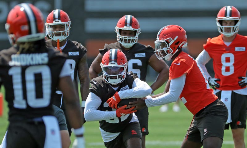 Cleveland Browns running back Dylan Sampson (22) takes a handoff from quarterback Shedeur Sanders (12) during practice at NFL minicamp, Wednesday, June 11, 2025, in Berea, Ohio.