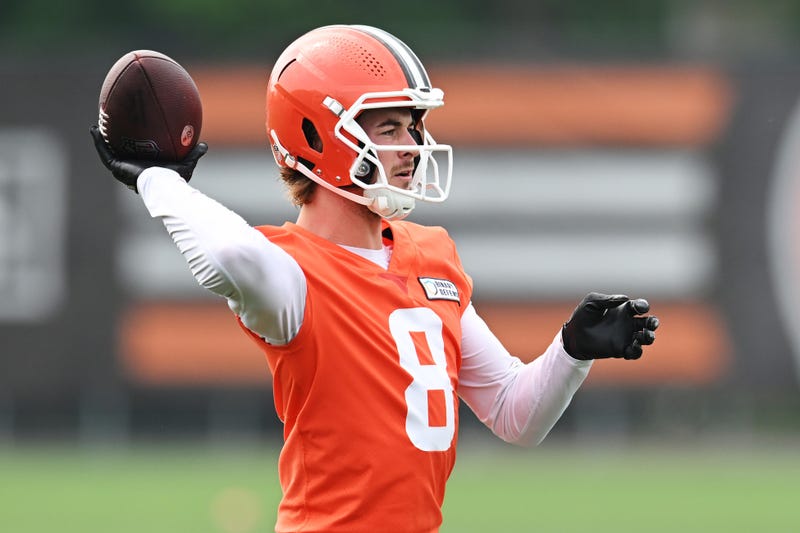 Kenny Pickett throwing for Browns