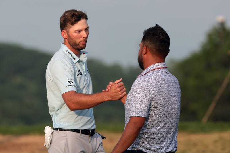 Sam Burns shaking the hand of JJ Spaun