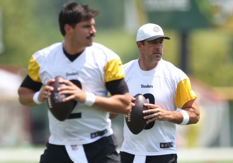 Jul 24, 2025; Latrobe, PA, USA; Pittsburgh Steelers quarterback Aaron Rodgers (8) participates in drills during training camp at Saint Vincent College. 