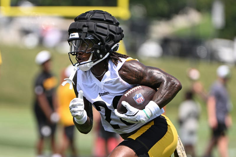 Kaleb Johnson running the ball