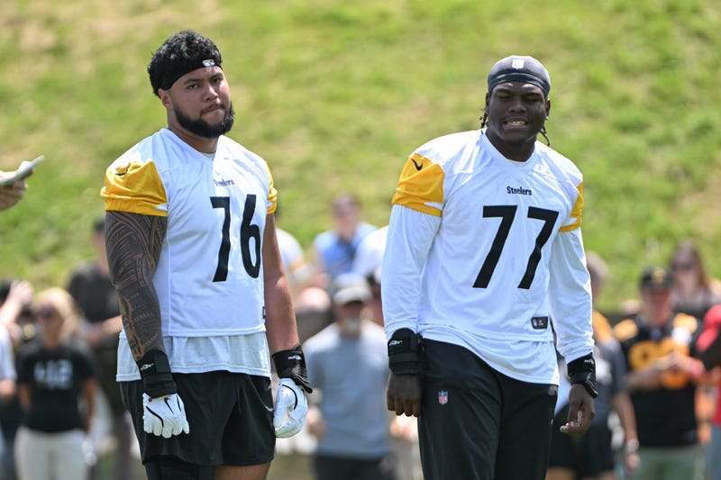 Broderick Jones and Troy Fautanu in practice