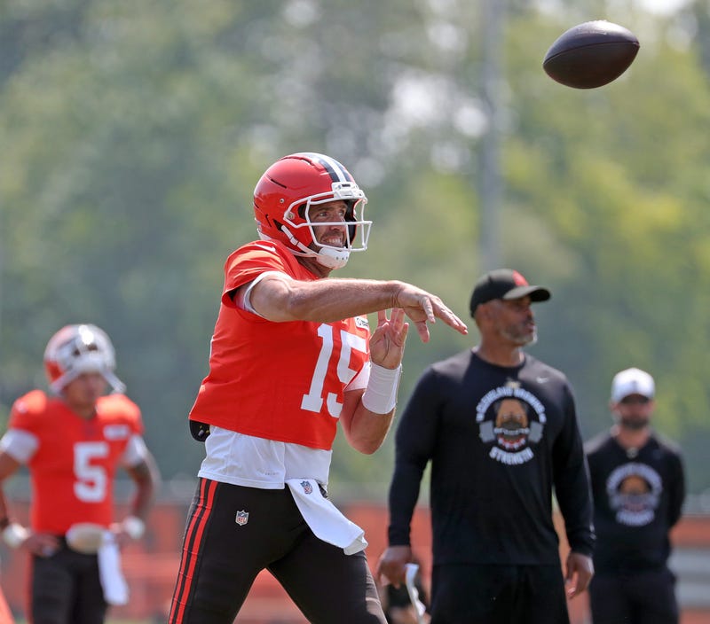 Cleveland Browns quarterback Joe Flacco (15) throws during NFL training camp at CrossCountry Mortgage Campus, Friday, Aug. 1, 2025, in Berea, Ohio. © Jeff Lange / USA TODAY NETWORK via Imagn Images