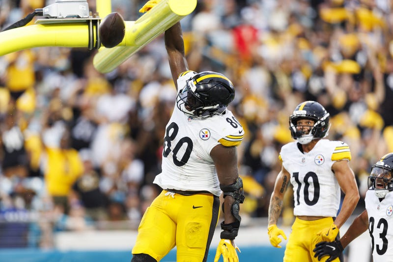 Darnell Washington dunking a football