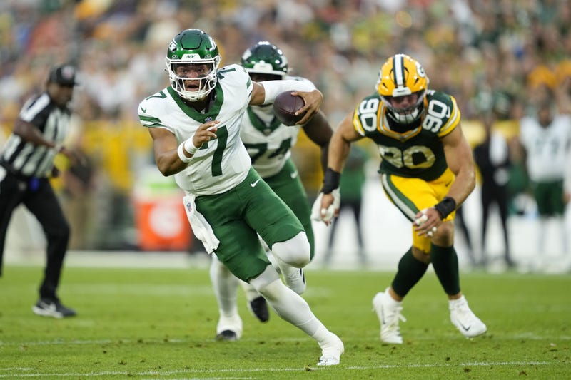 Justin Fields running in open field against Green Bay