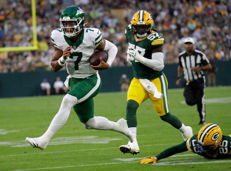 Justin Fields running in preseason against Green Bay