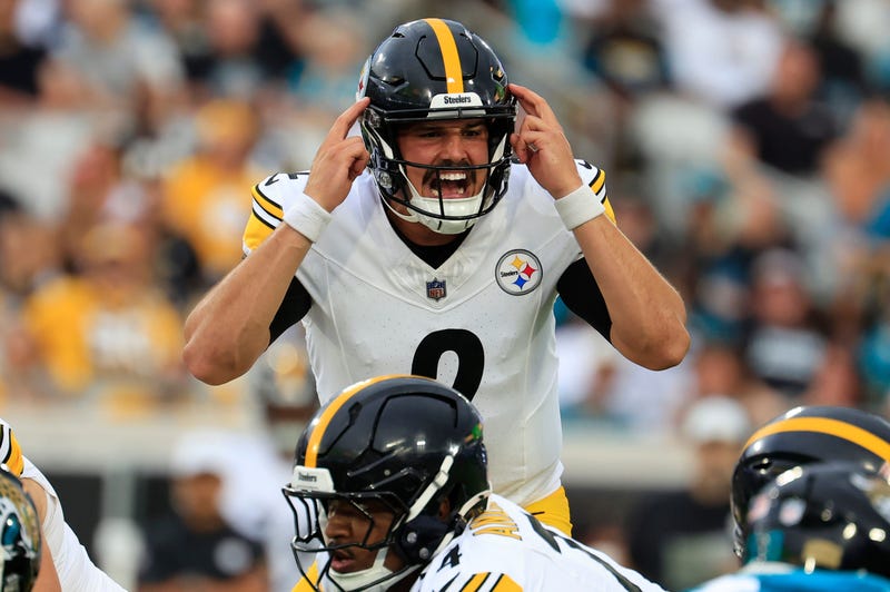Mason Rudolph pointing to his head