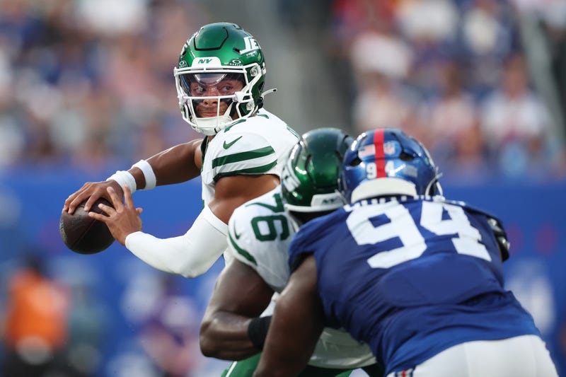 Justin Fields throwing against the Giants