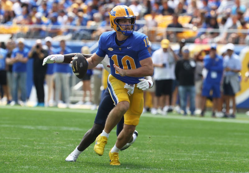 Eli Holstein running for Pitt