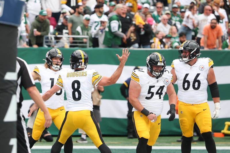 Aaron Rodgers slapping 5 with Ben Skowronek