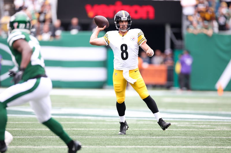 Aaron Rodgers throwing in flat