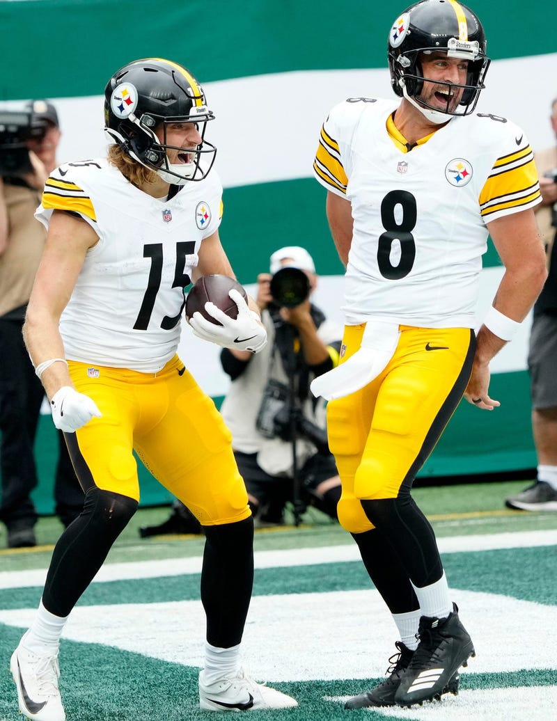 Aaron Rodgers and Ben Skowronek celebrating