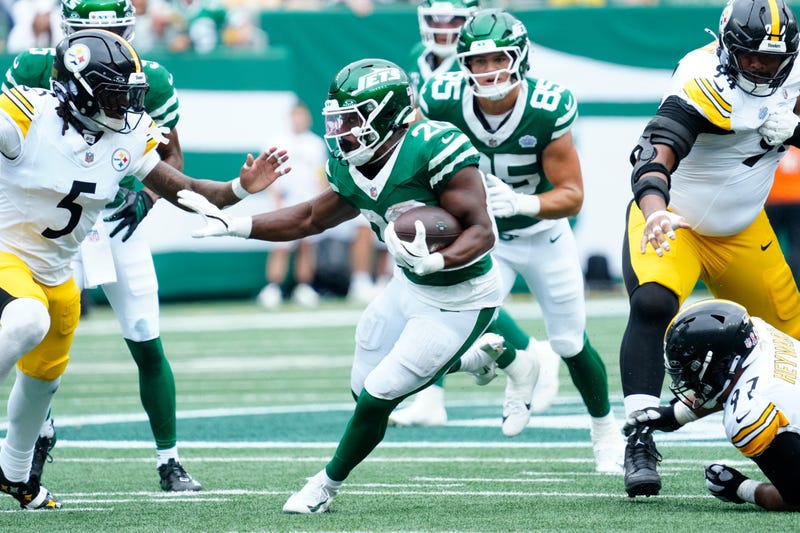 Breece Hall running against Steelers defense