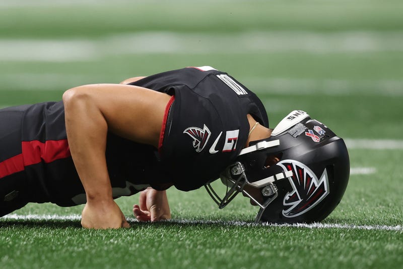  Atlanta Falcons place kicker Younghoe Koo (6) reacts after missing a field goal against the Tampa Bay Buccaneers during the fourth quarter at Mercedes-Benz Stadium